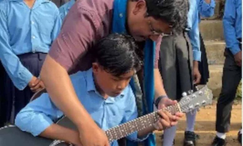 मुख्यमंत्री कॉनराड संगमा का एक वीडियो वायरल, जिसमे वह बच्चों को गिटार बजाना सिखा रहे